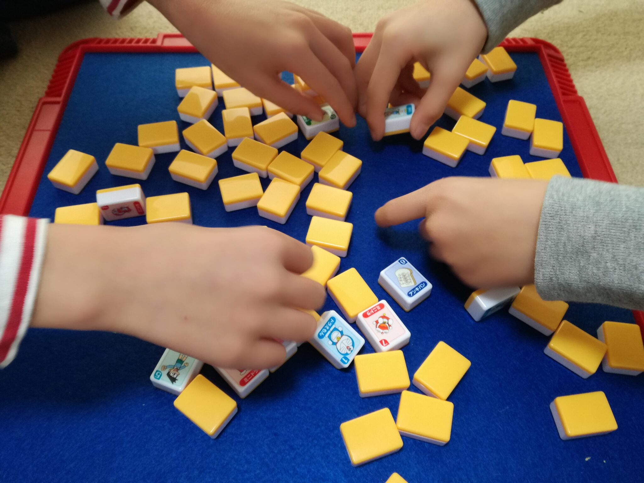 「ドンジャラ」は、簡単なルールの絵合わせゲーム！ 人気の「ドラえもん」だけでなく、今なら「鬼滅の刃」バージョンもあり